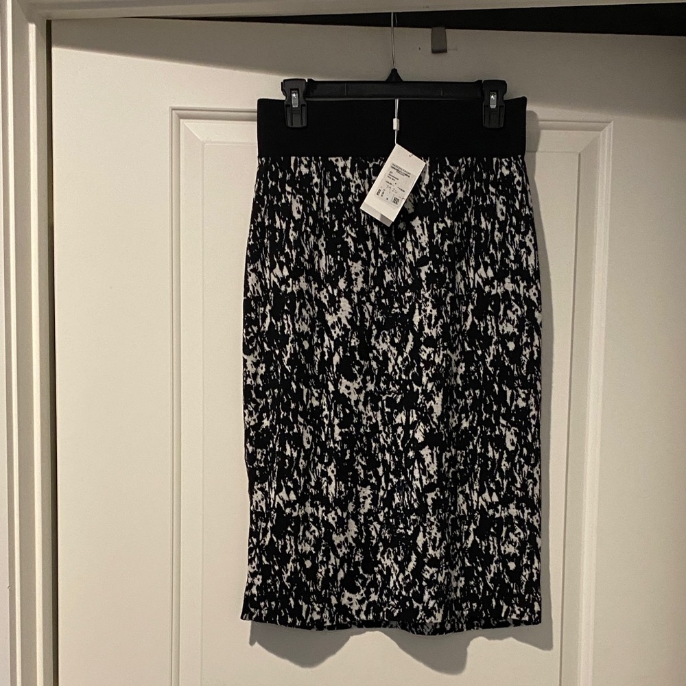 NWT Boss Monochrome lined Abstract Pencil Skirt W/ Zipper on side